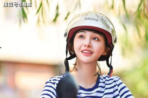 娱乐吃瓜女配角色,从娱乐吃瓜女配到闪耀明星的华丽蜕变  第2张